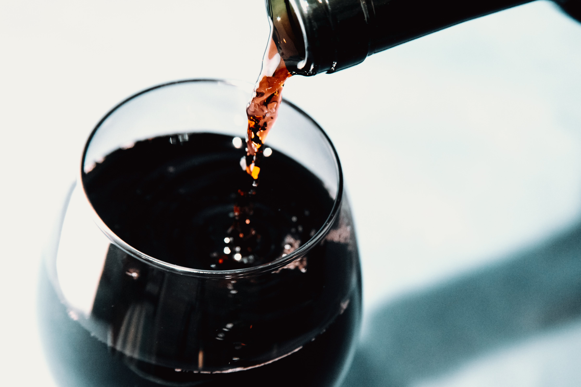 Сливать вино. Смородиновое вино. Слива в вине. Как делается вино из черносмородина.